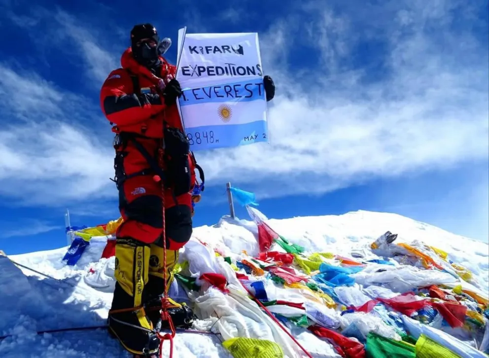 “Un orgullo ser barilochense y poner la bandera de Argentina en el Everest”