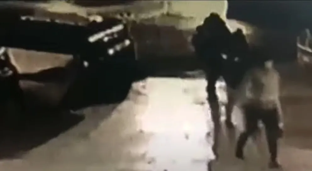 Hallan a jubilado de 74 muerto en su casa, con dos cuchillos en la espalda