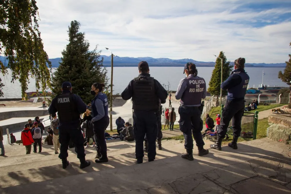 "Mañana nos juntamos", desafiaron los chicos: la policía los miró