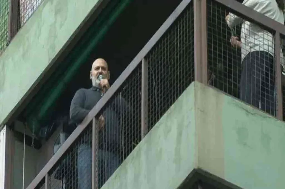 Emocionante despedida al tenor que cantaba para sus vecinos desde el balcón