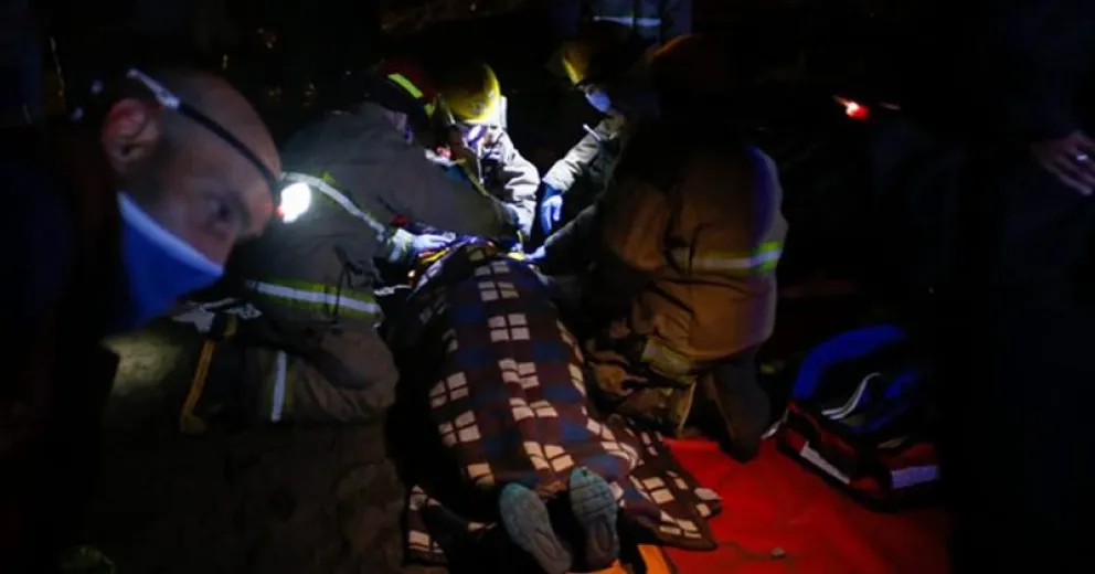 Desesperante: se perdió en el cerro Otto, cayó dentro de un pozo y la tuvieron que sacar los vecinos