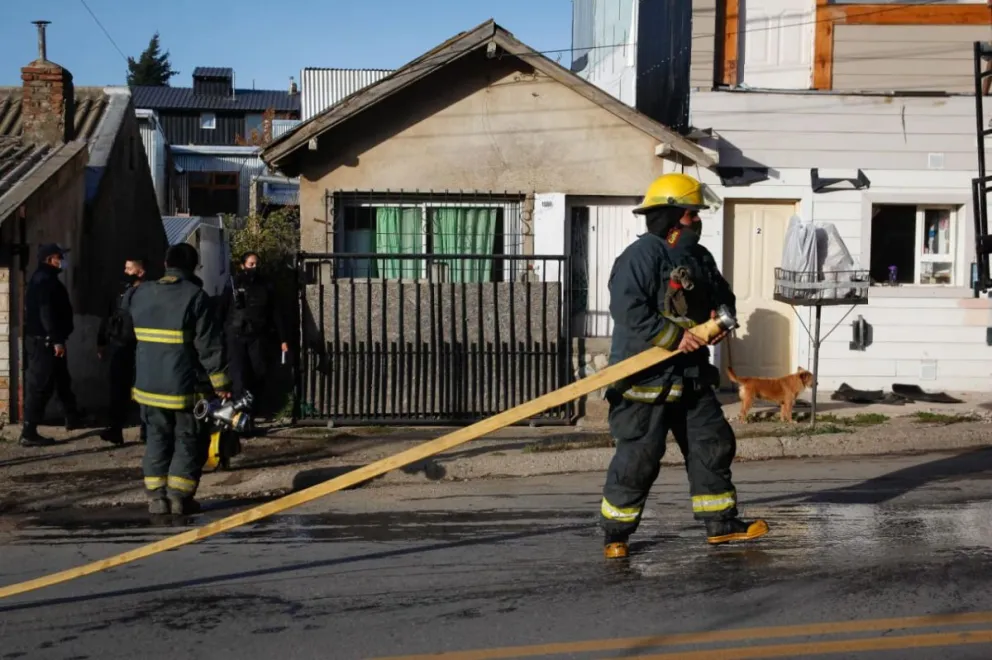 Susto por el incendio de un galpón atrás de una vivienda