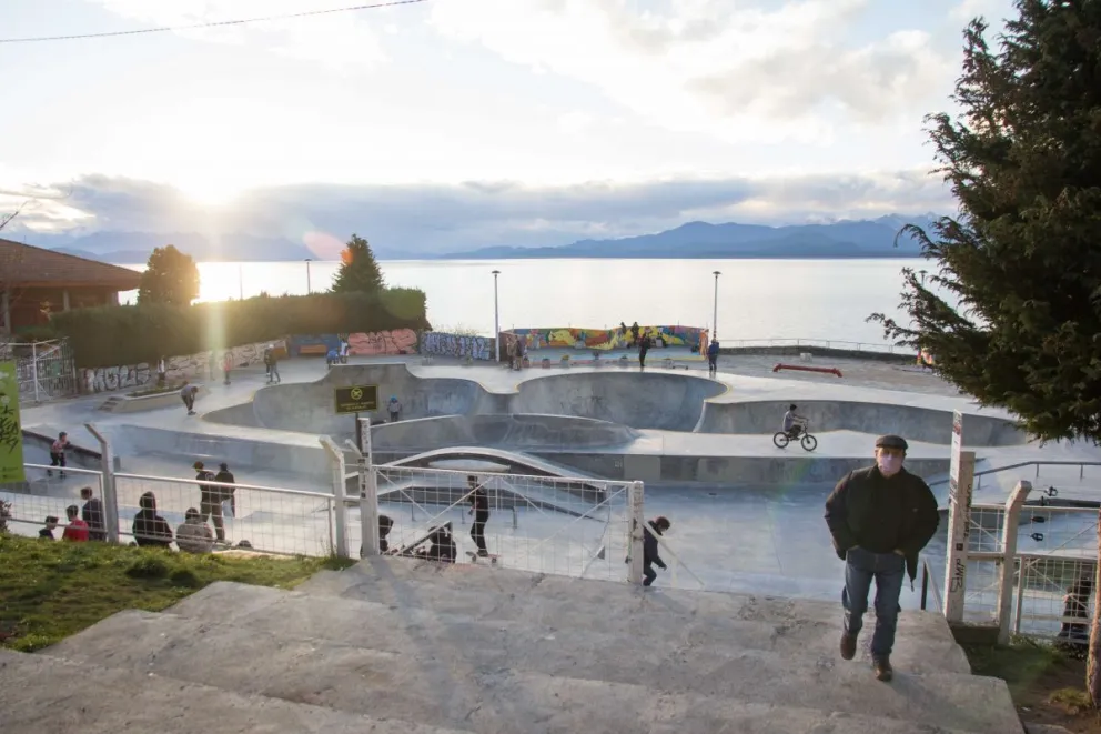 No todos se cuidan en el Skate park  