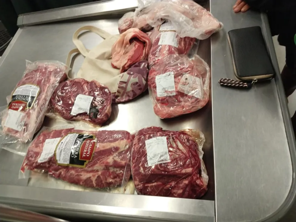 Fue de "compras", se llevaba más de $10.000 en carne sin pagar, pero la descubrieron
