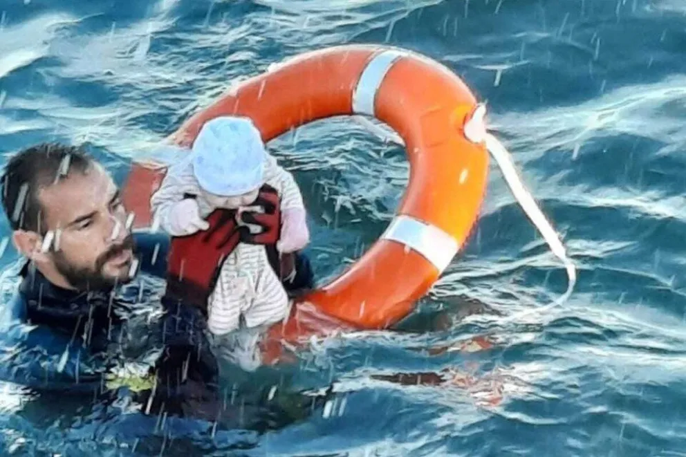 Crisis migratoria en Ceuta: Un buzo rescató a un bebé que se ahogaba en el mar