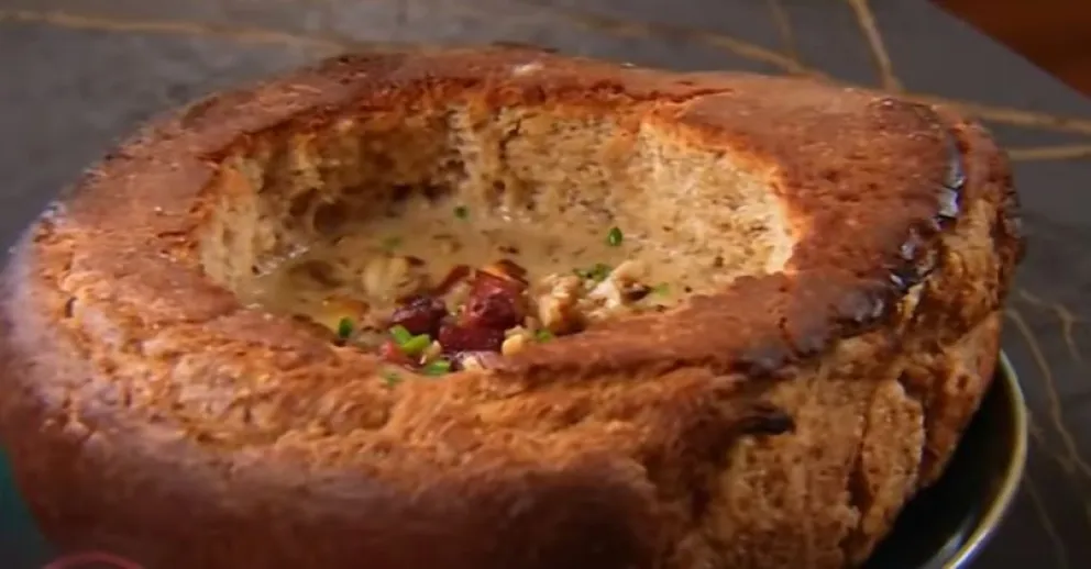 Sopa de hongos en un pan, la genialidad de uno de los cocineros de Masterchef