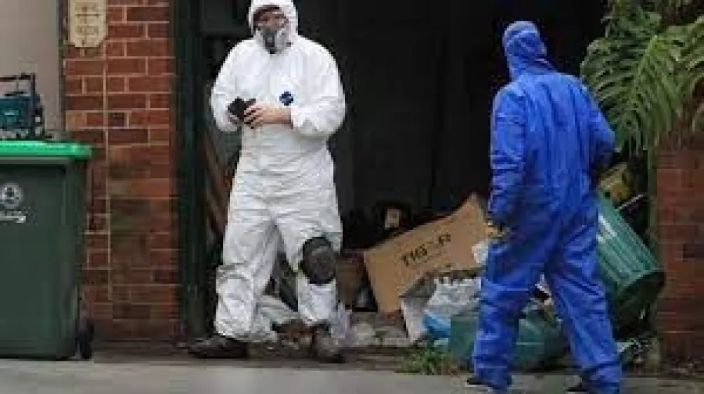 Mató a un ladrón y vivió con el cuerpo 15 años: usaba 70 perfumes para el olor