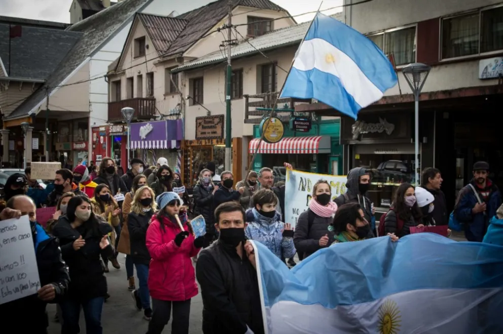 Comerciantes marcharon bajo el lema "Yo no me encierro" 