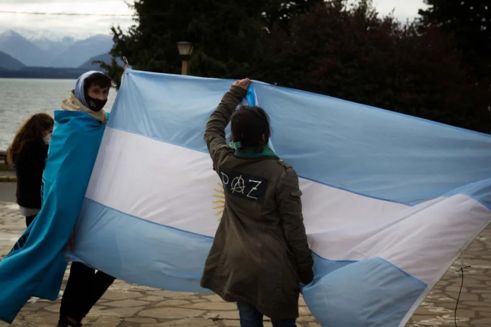 Comerciantes que reclamaban por nuevas restricciones destrozaron una camioneta en el Centro Cívico