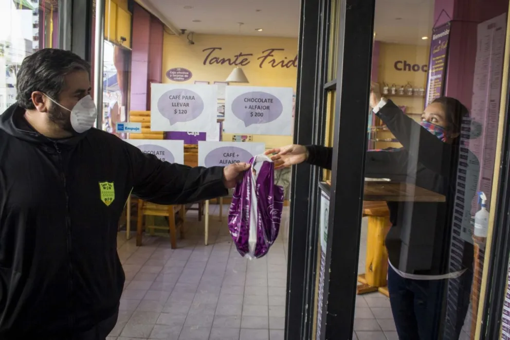 Locales gastronómicos pueden trabajar solo con delivery o retiro en puerta