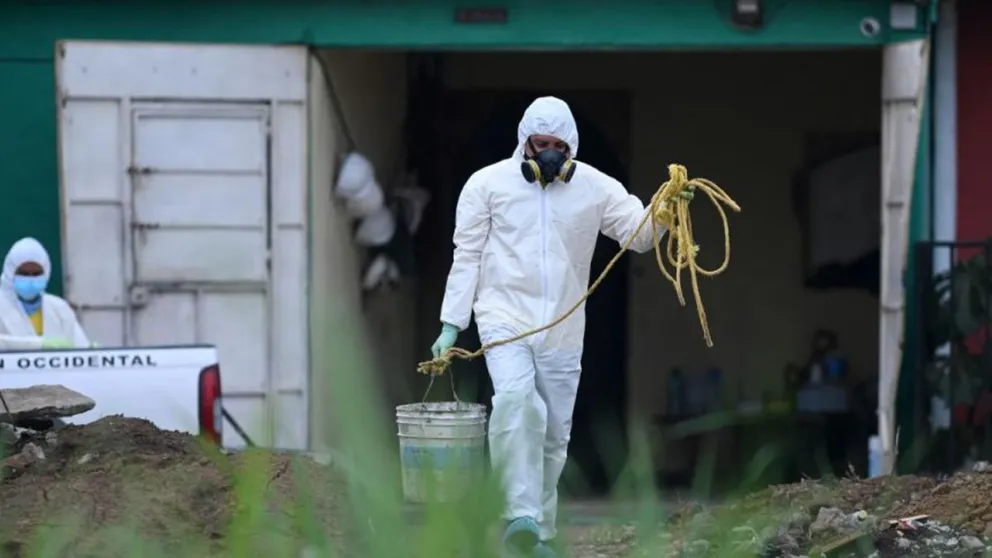 Macabro: expolicía de El Salvador tenía 14 cuerpos enterrados en su casa