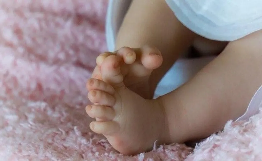 Aberrante: abusaban de su beba y la usaban para vender videos pornográficos