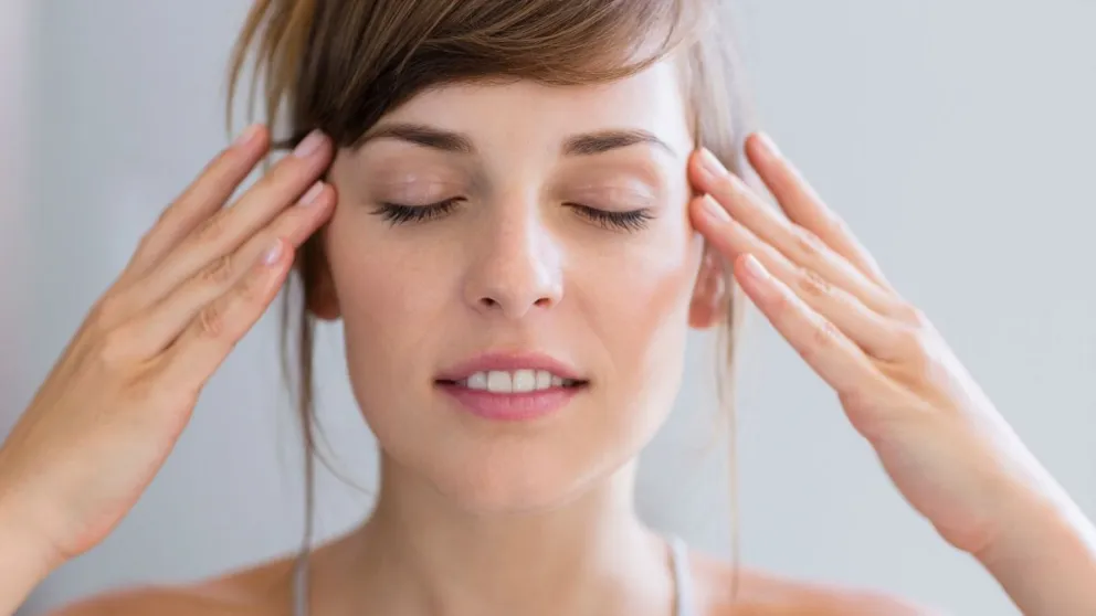 Yoga facial: cómo lograr una mirada descansada e iluminada en 5 minutos