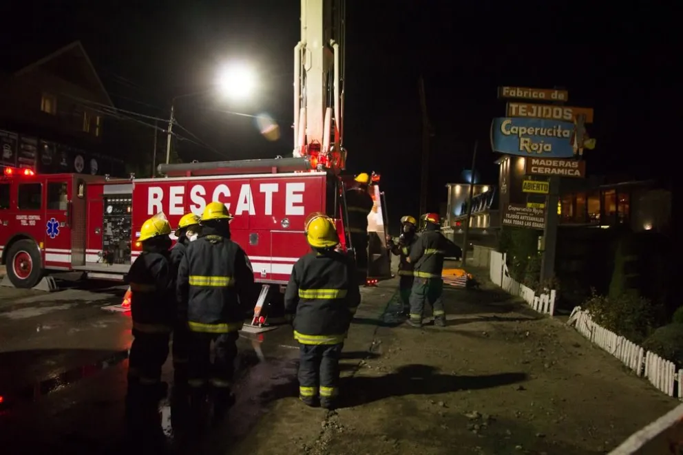 Hasta horas de la noche, bomberos trabajaron en Caperucita Roja