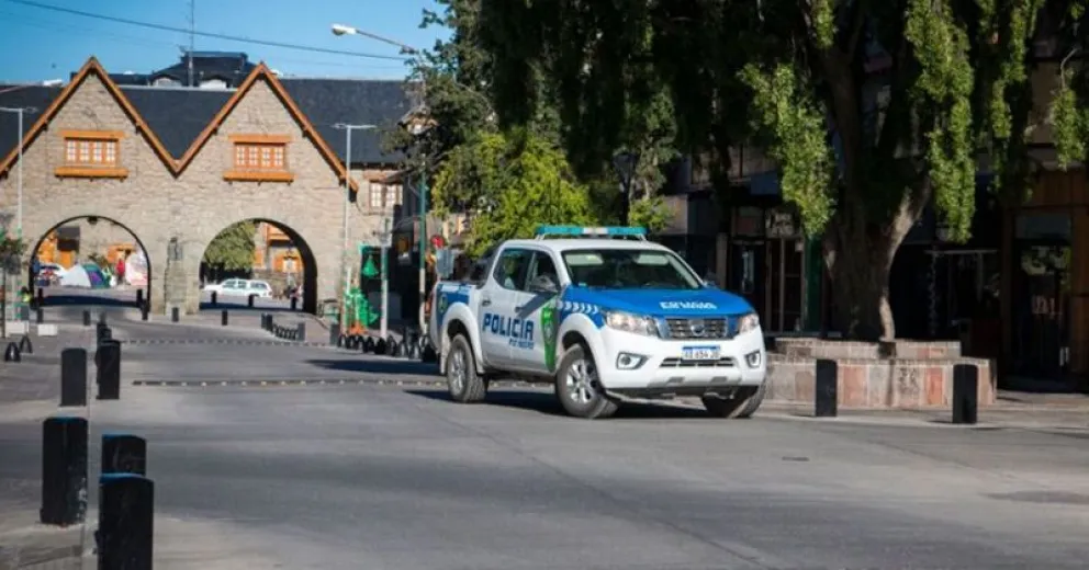 Comenzaron las detenciones por violar el horario de circulación: hubo diez arrestos en Bariloche y Dina Huapi  