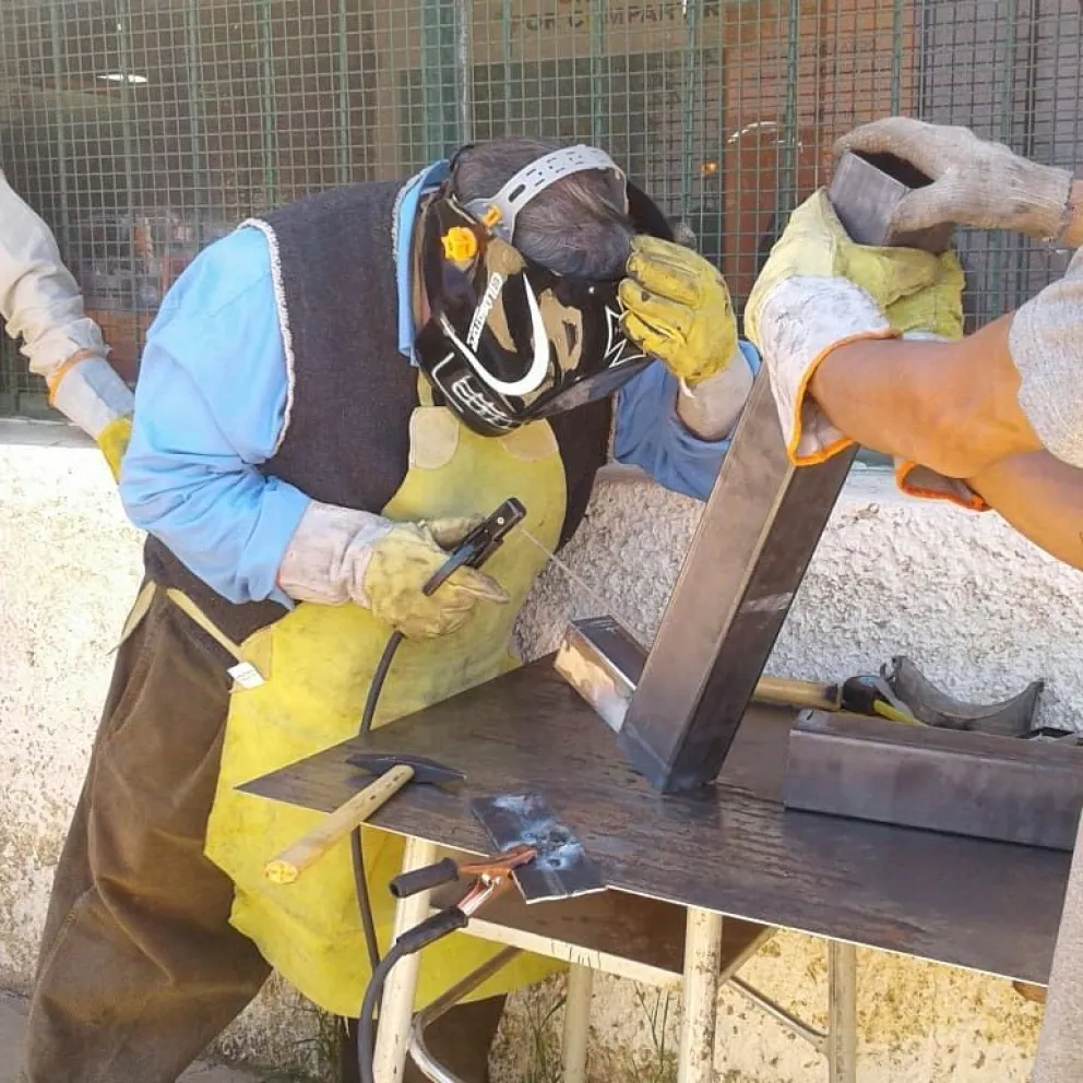 Ecoestufas: el emprendimiento solidario que llegó para calefaccionar hogares sacudidos por el frío 