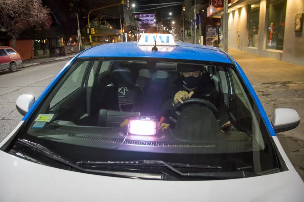 Identificarán a pasajeros que viajen en taxis para evitar robos a choferes en Bariloche