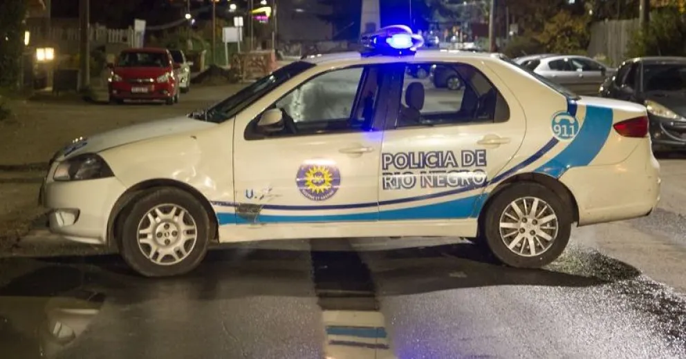 Una pareja violaba la restricción horaria: llegó la Policía, él se escapó y ella fue detenida