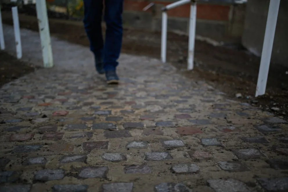 Los adoquines de la calle Mitre dan vida a las veredas del Municipal 4