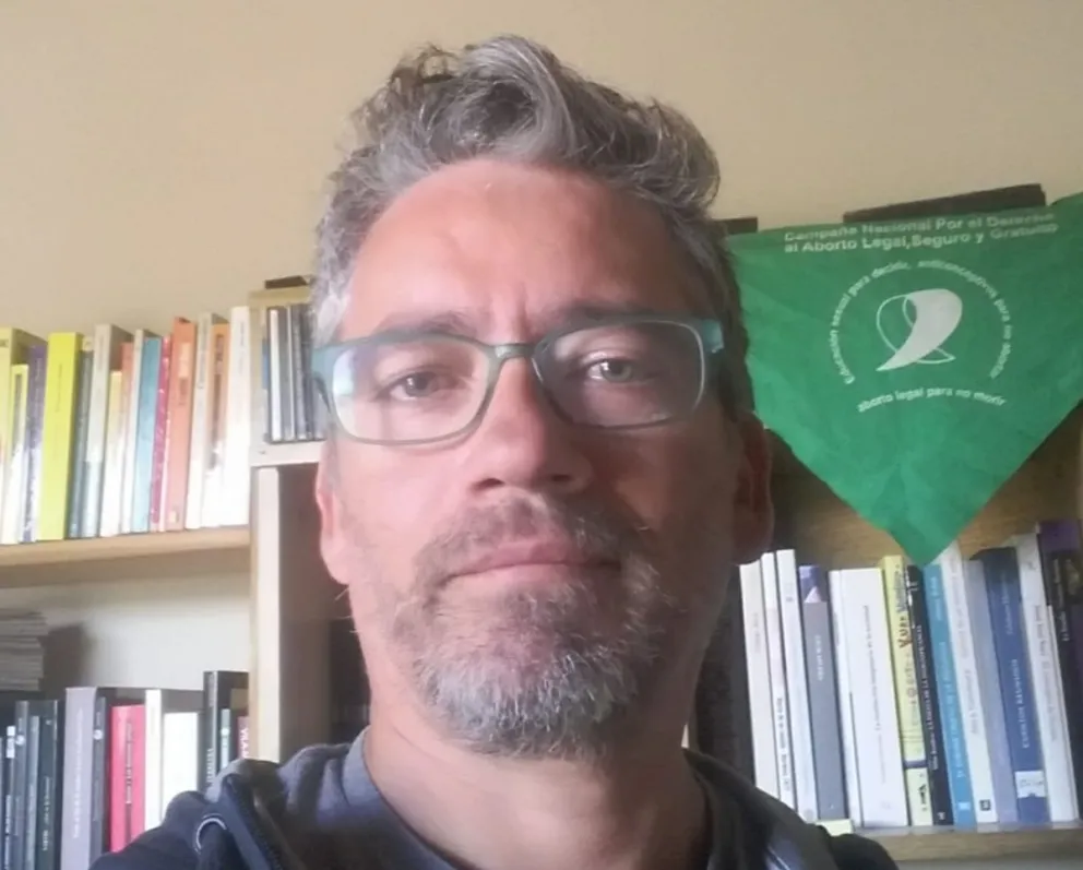 Un libro para que “los varones nos bajemos del banquito del machismo”