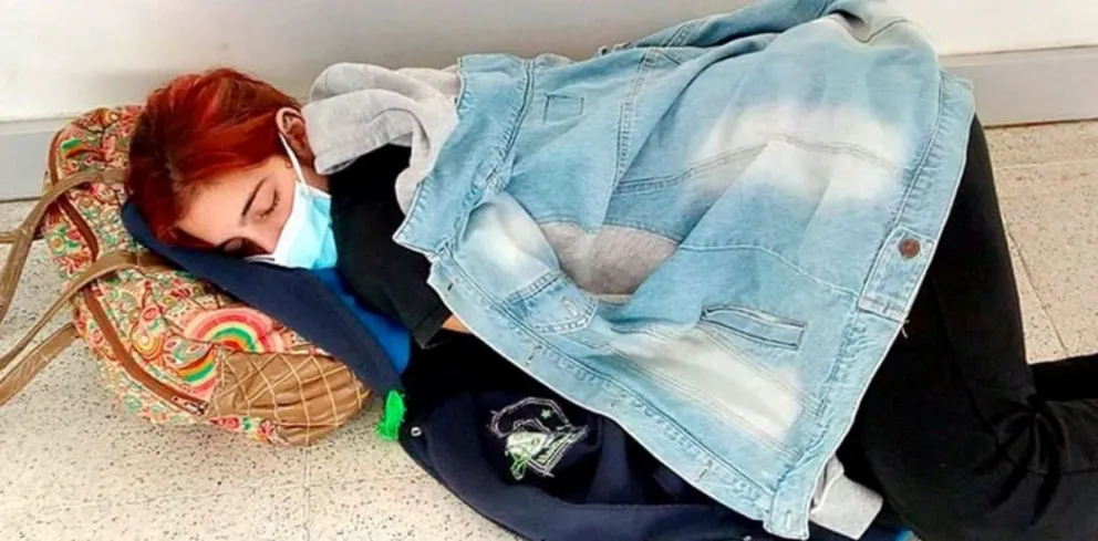 Una joven murió por Covid tras esperar acostada en el piso de una guardia 