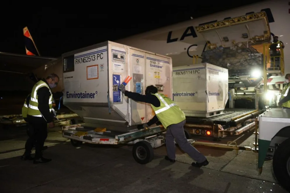 Llegaron al país 1.453.565 dosis de Astrazeneca y Sputnik V