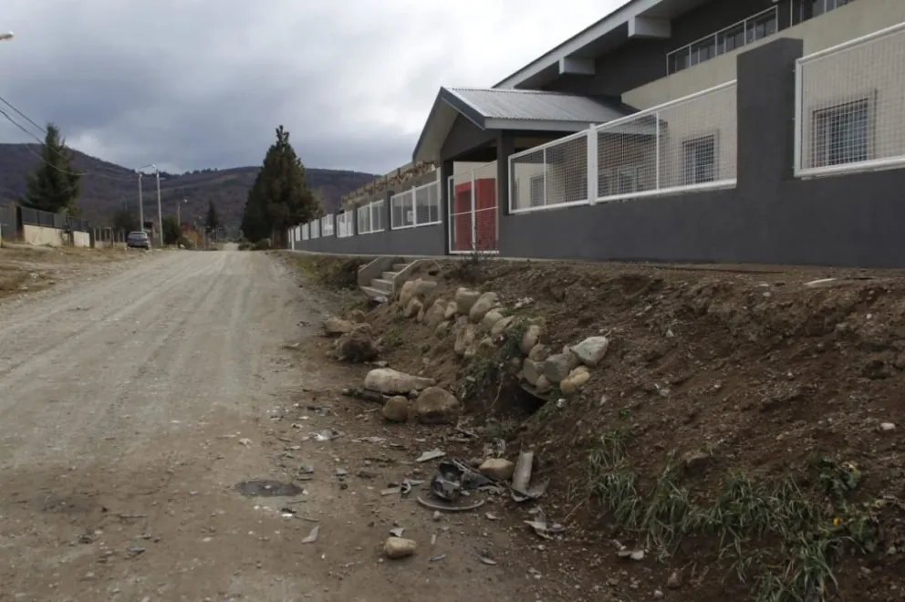 A toda velocidad chocó contra el paredón de una escuela y se perforó un pulmón