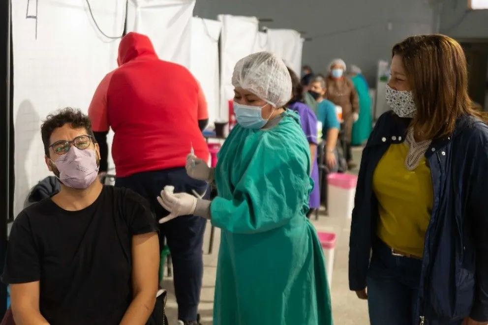 Llegan 22.800 dosis a Río Negro para docentes, no docentes y mayores de 60 años