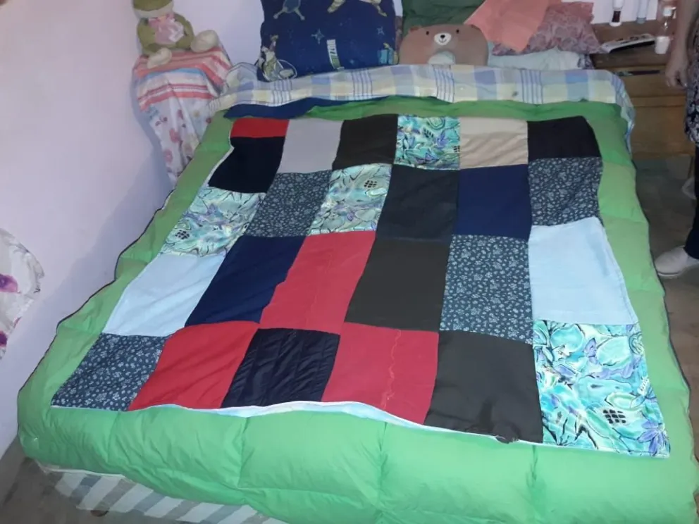 Manos solidarias transforman ropa que ya no sirve en mantas