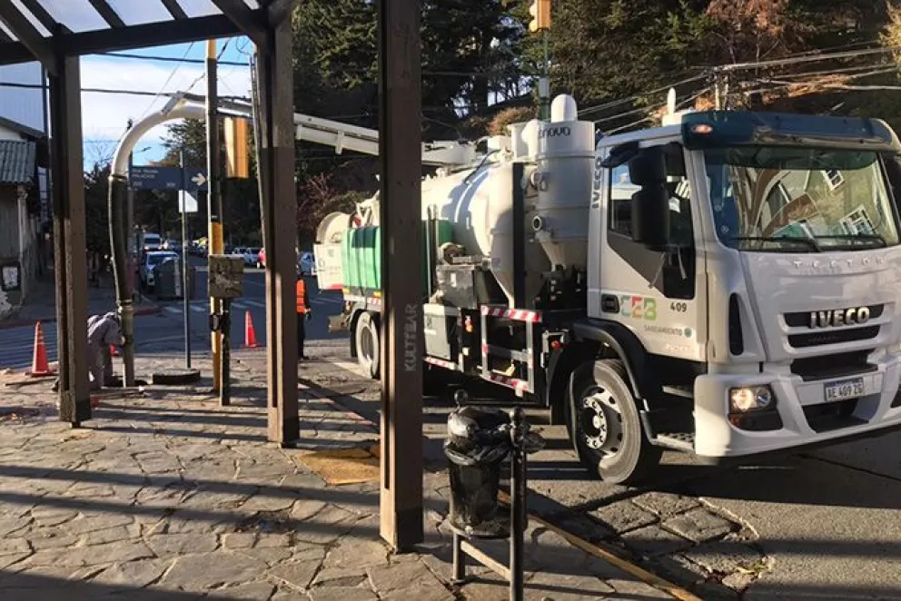 La CEB trabaja en el mantenimiento del sistema de cañerías cloacales