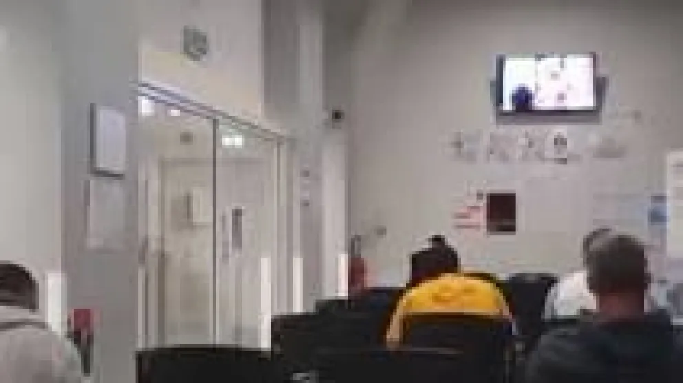 Insólito: Pasaron un video porno en la sala de espera de un hospital y fue viral
