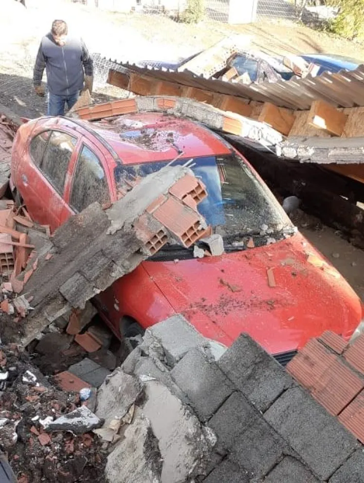 El viento derribó un garaje y aplastó un auto que estaba estacionado
