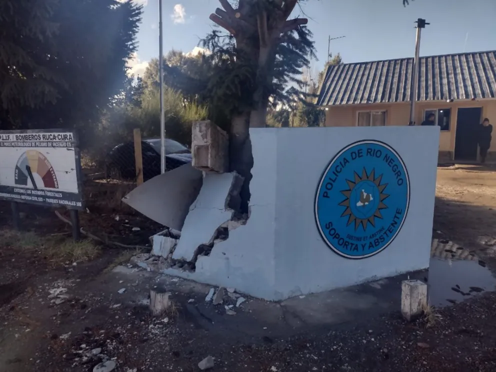 Tenía que poner primera y puso reversa: destrozó un pequeño muro de hormigón