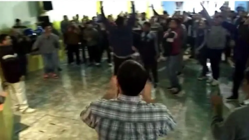 Escándalo: Fiesta clandestina en una cárcel con misa y banda de rock en vivo