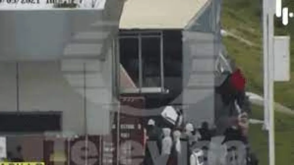 Video trágico: Estudiantes saqueaban un camión, se cayeron y murieron en el acto