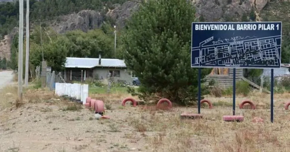 Una familia pide ayuda para terminar el techo de su casita