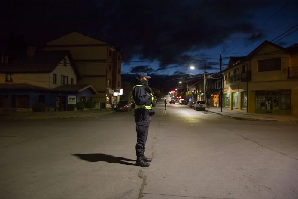 Madrugada descontrolada: choque, amenazas con arma de fuego y un auto incendiado  