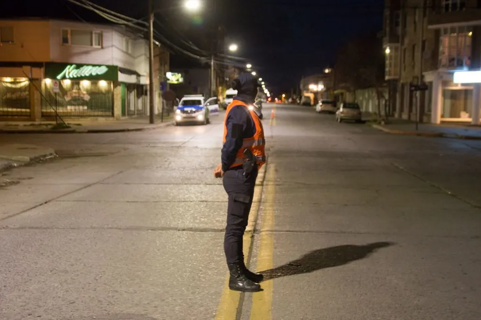 Se dio a la fuga tras caer de la moto y dejó tirado al menor que lo acompañaba: el joven fue demorado