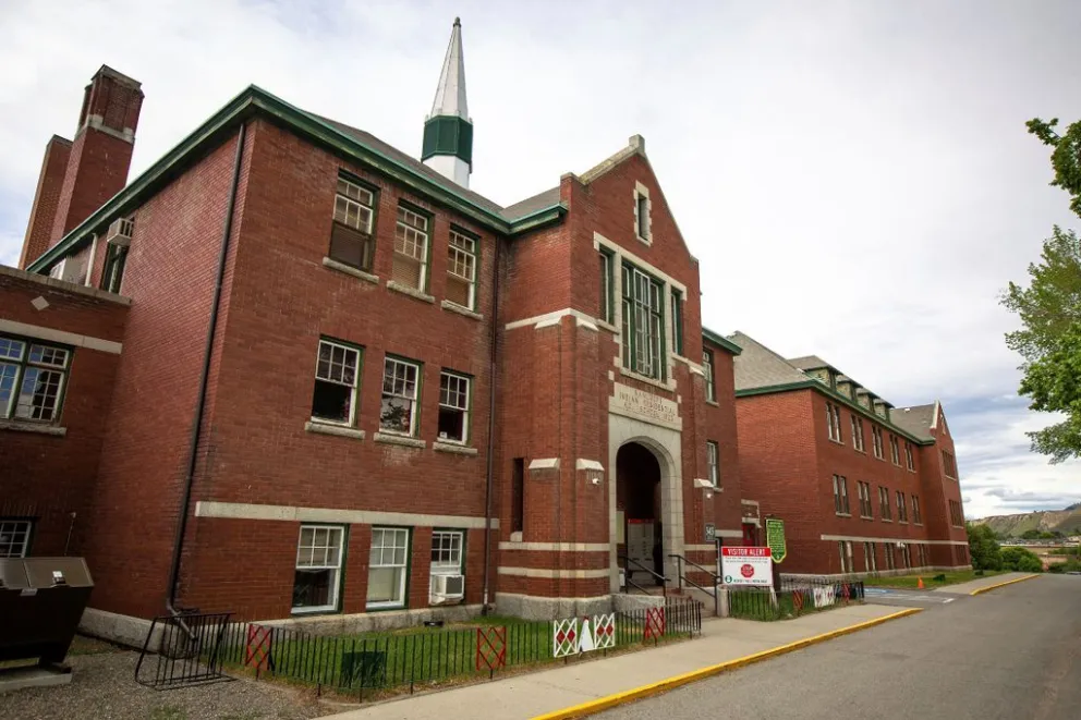 Macabro: hallaron los cuerpos de 215 niños enterrados en un internado en Canadá