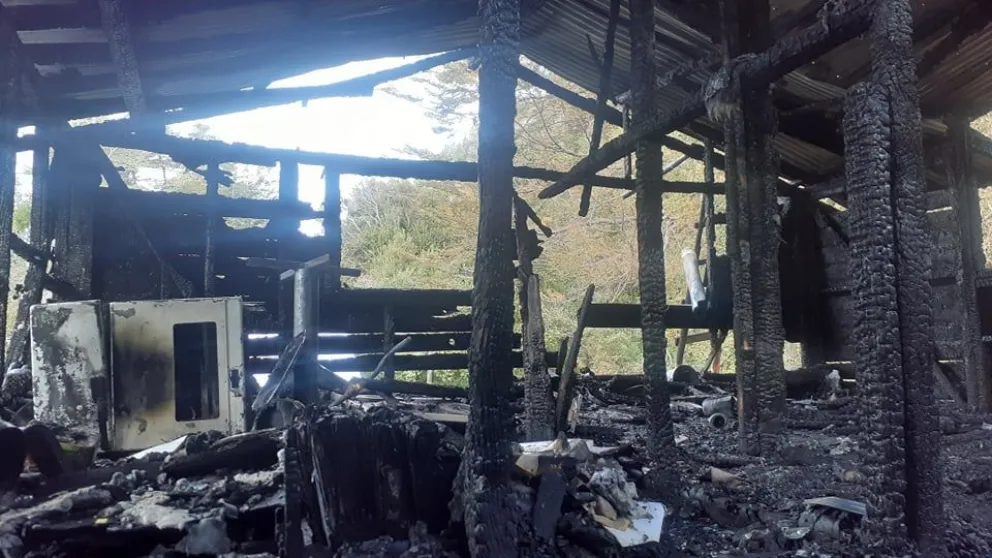 Entraron a robar a una casa y después la prendieron fuego: piden ayuda para reconstruirla