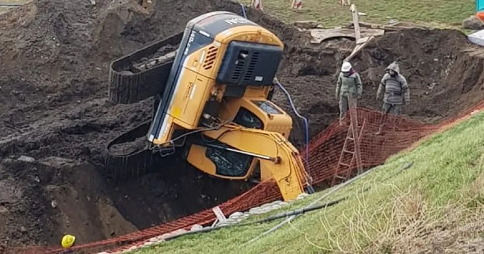 Tremendo: una máquina de la obra del Colector Costanero cayó dentro de un pozo  