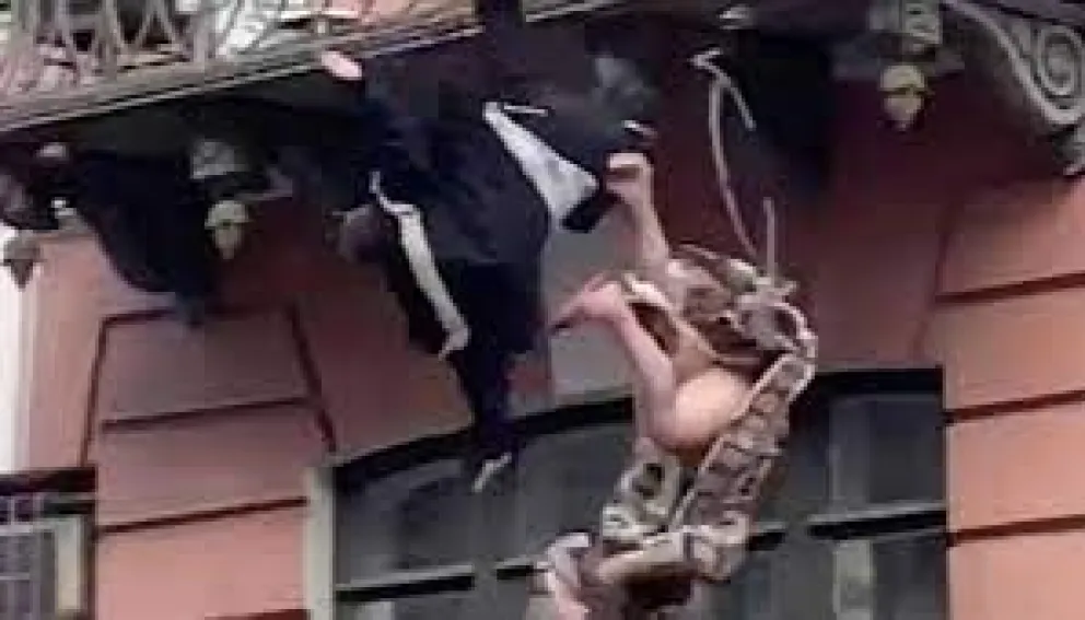 Video: Pareja discutía en el balcón, cedió la baranda y cayeron contra el piso