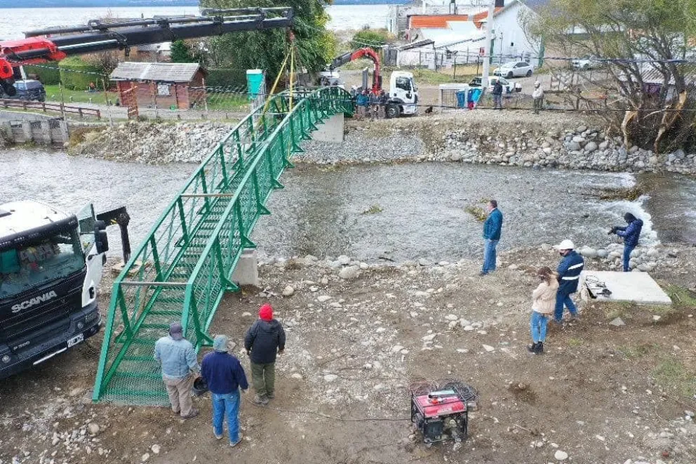 Colocaron un nuevo puente peatonal en el barrio Ñireco