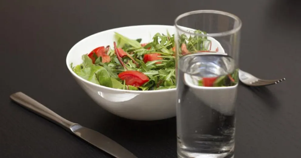 Ir a lo natural, comer sano y tomar agua, las recomendaciones para una buena alimentación mientras nos quedamos en casa