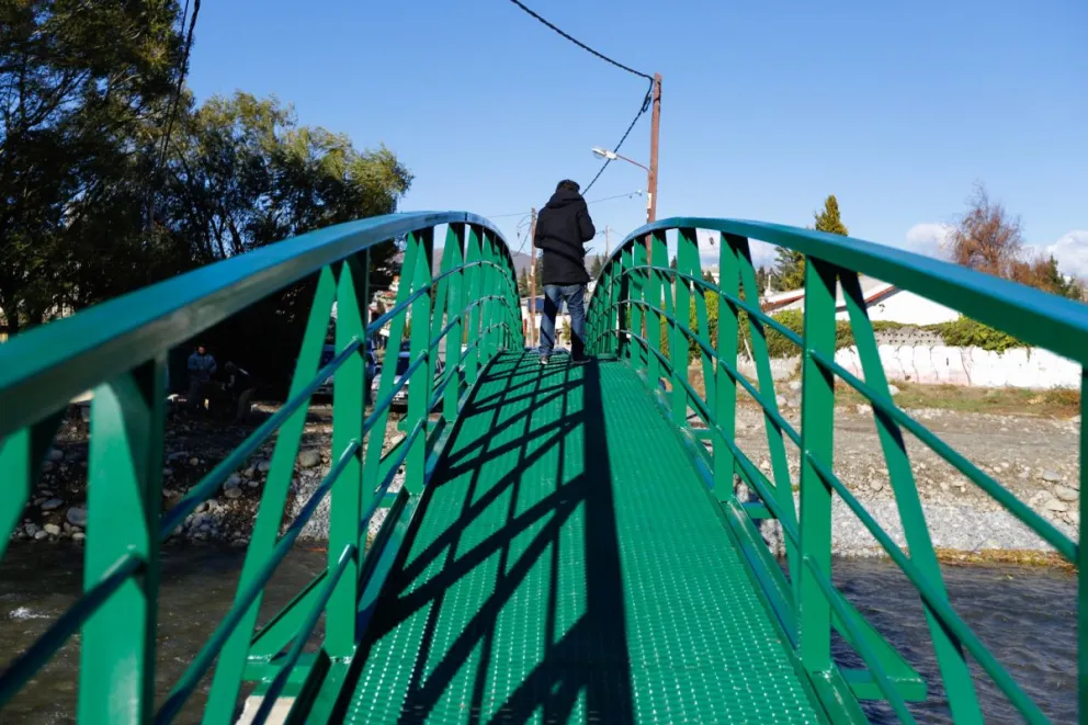 Ya funciona el puente peatonal de la calle Misiones sobre el arroyo Ñireco