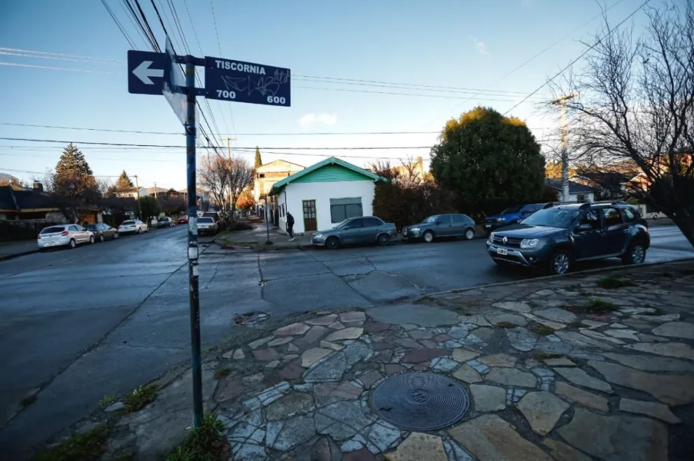 Dos hermanos atraparon a un delincuente que violentaba autos estacionados