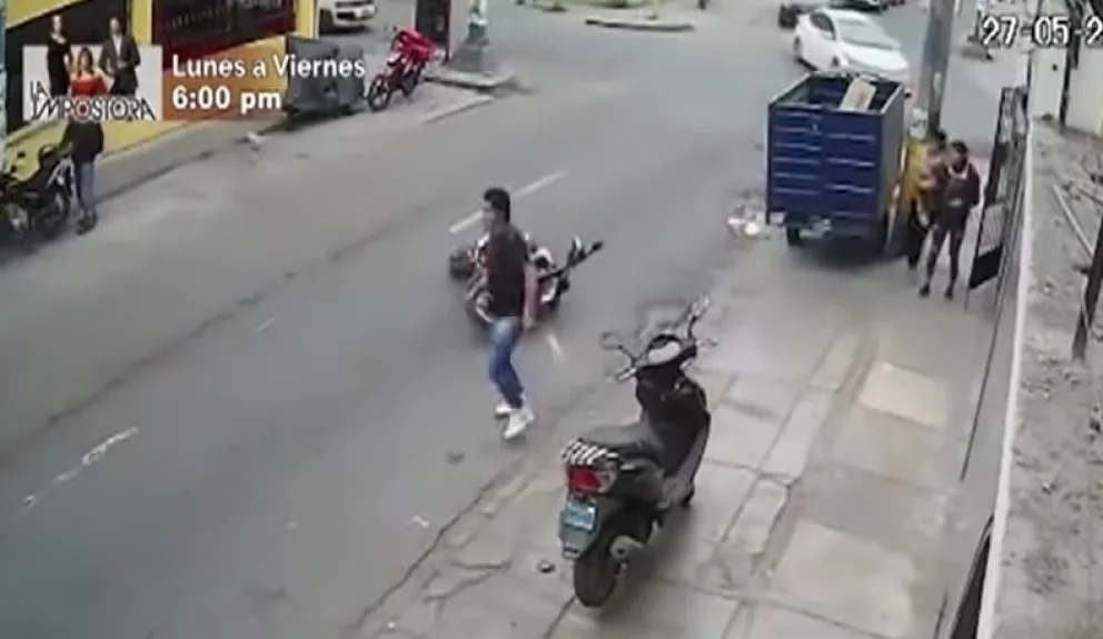 Video: le dio una patada voladora al ladrón y evitó que le roben su moto