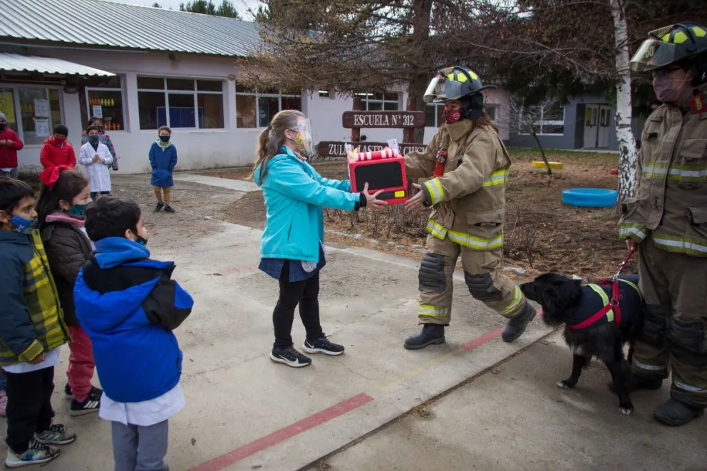 La escuela 312 homenajeó a los Bomberos Voluntarios de Dina Huapi en su día