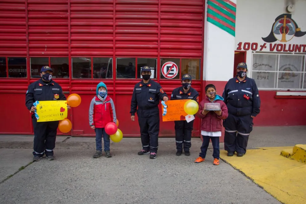 Un grupo de chicos saludó a los bomberos en su día