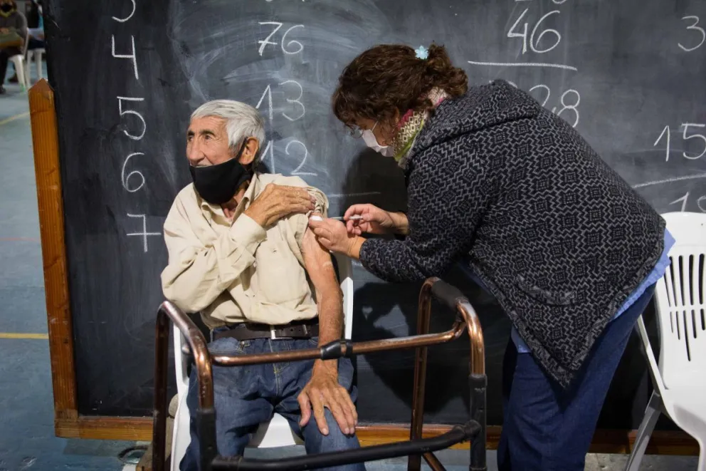 Este jueves seguirán aplicando la segunda dosis de AstraZeneca a mayores de 60 años  